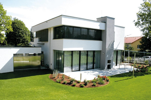 Einfamilienhaus mit großer Terrasse und Garten